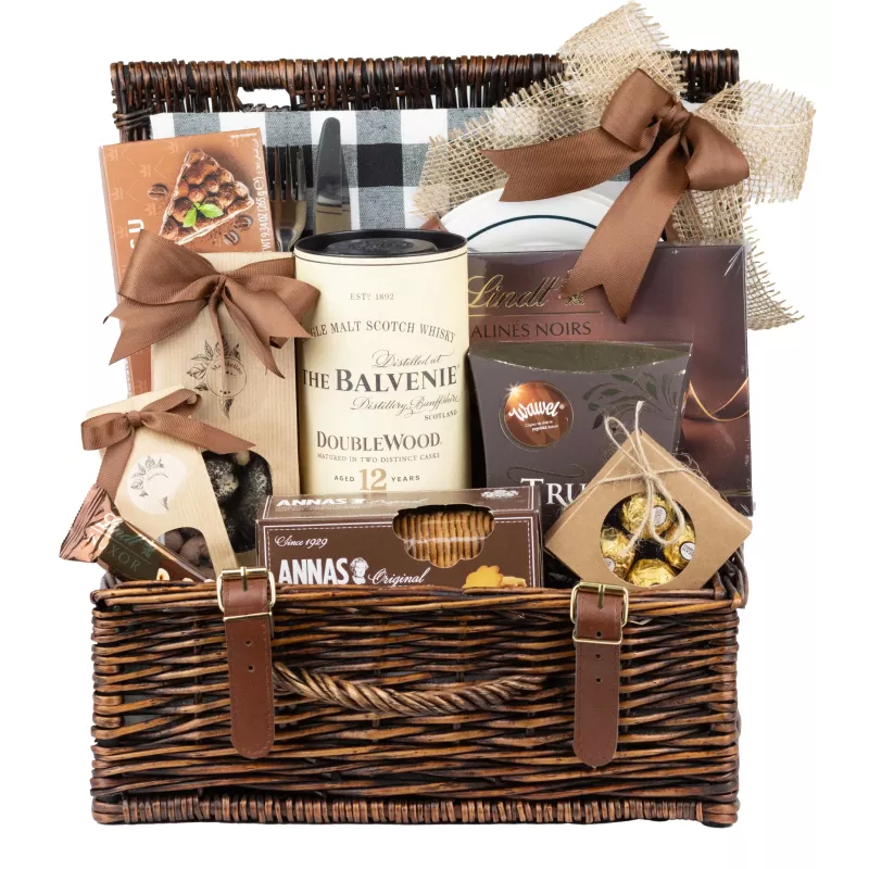 Zestaw Piknikowy Whisky 26 – Kosz Prezentowy z Whisky Balvenie i Ekskluzywnymi Słodyczami