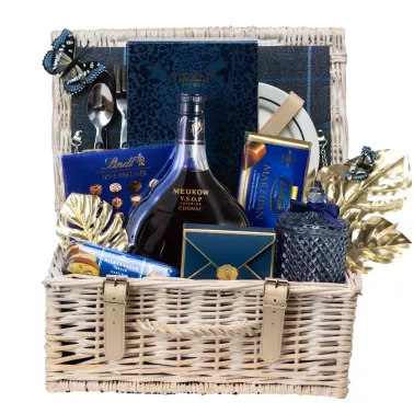 Zestaw Piknikowy Cognac 23 – Ekskluzywny Kosz z Koniakiem Meukow VSOP, Pralinami i Świecą